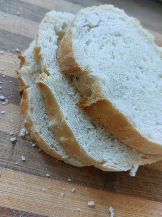 Chleb wiejski pieczony w piecu opalanym drewnem