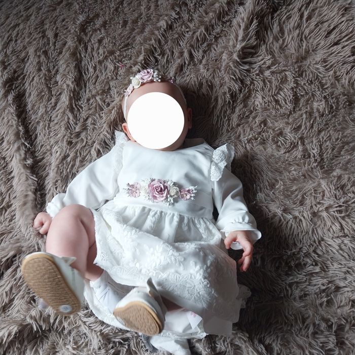 Sukienka na chrzest firmy milulove z opaska i paskiem