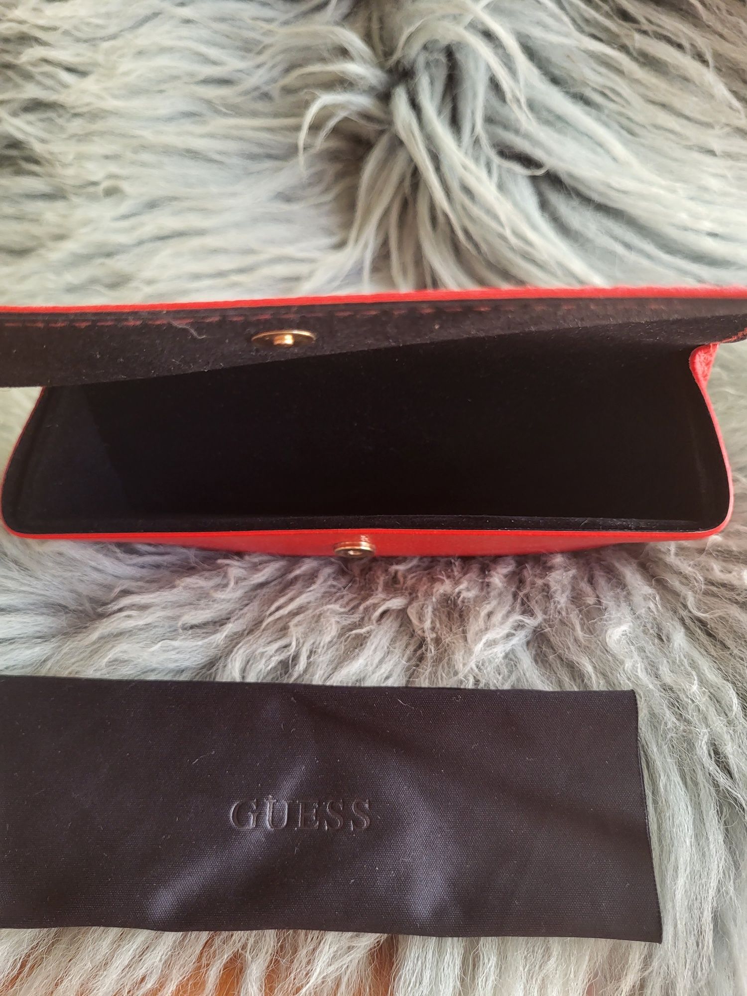 Etui na okulary Guess czerwone