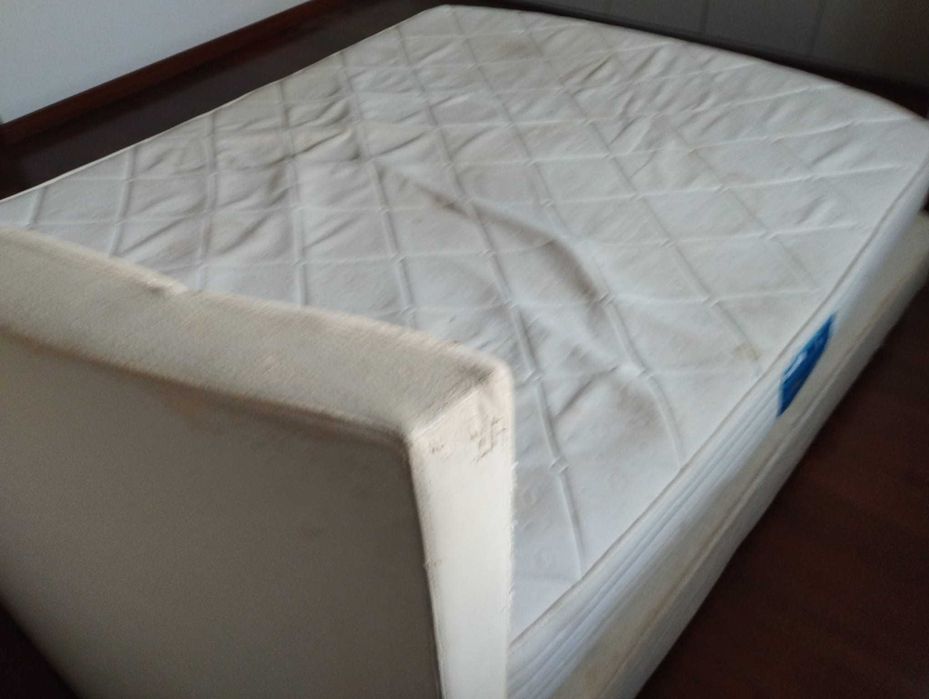 Cama e Colchão Usados - Precisam de Limpeza e Lavagem
