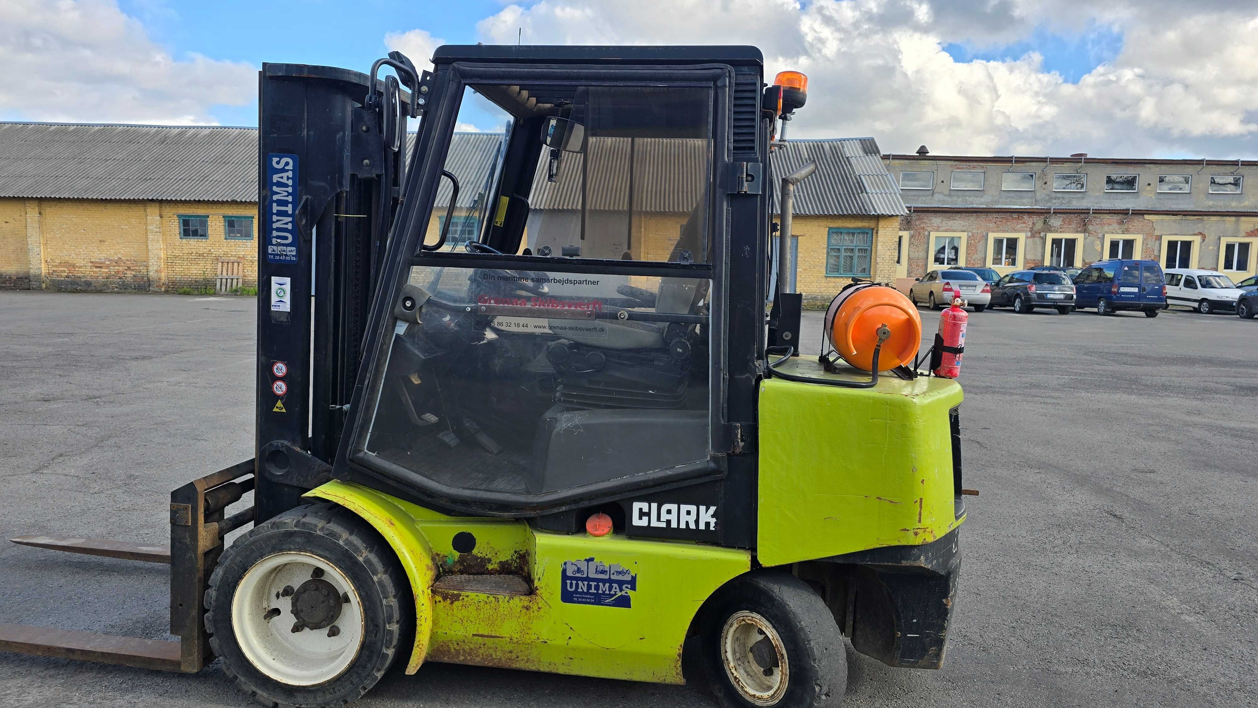 Навантажувач вилковий Clark cgp35