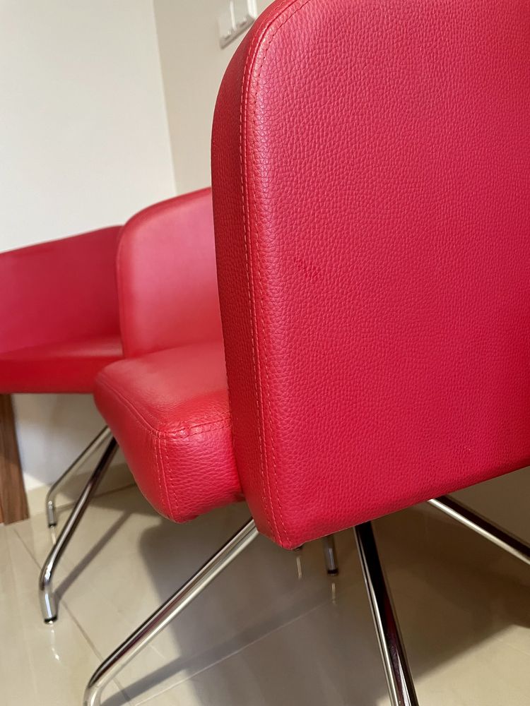 Dwa czerwone fotele