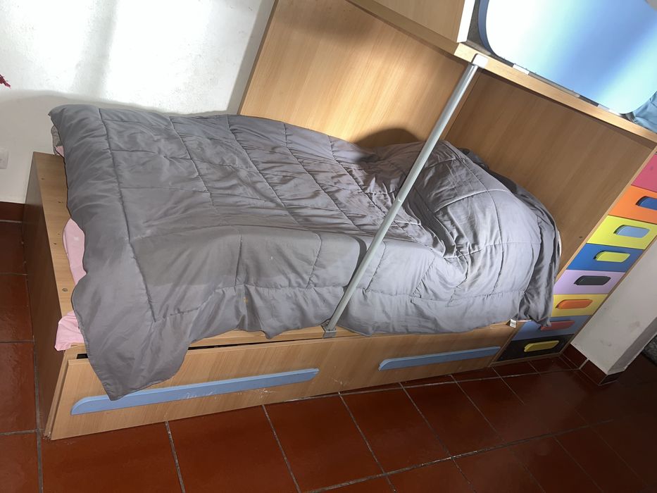 Cama superposta 2 colchoes e secretaria