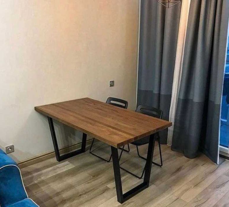 Обідній стіл з дерев'яною стільницею