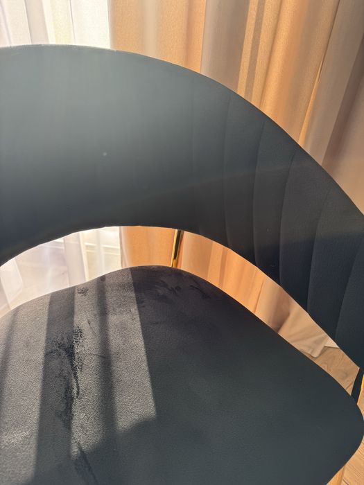 Krzesła czarne glamour ze zlotymi nogami