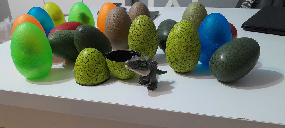Sprzedam 19 jajek z dinozaurami w środku