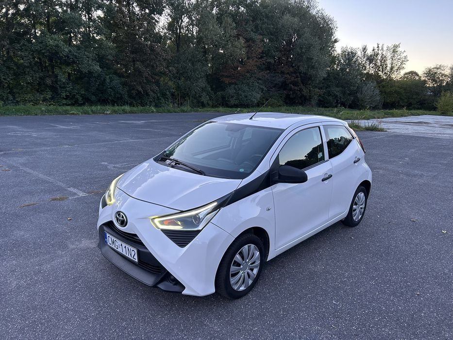 Toyota Aygo 1.0 VVTi lampy LED 5 drzwi benzyna 70 koni Klimatyzacja