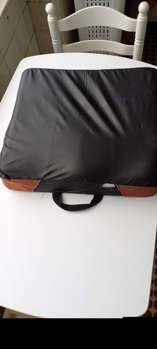 Almofada anti-escaras para colocar na cadeira de rodas.