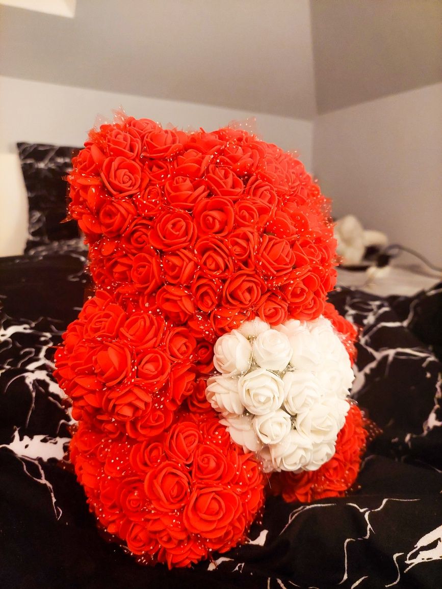 Czerwony miś z róż z białym sercem lamour & bears