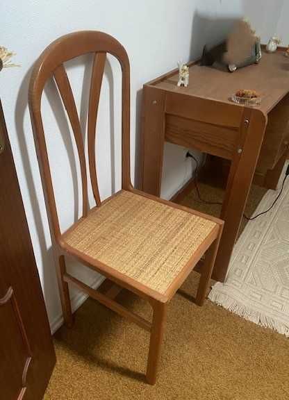 Cama Vintage Madeira e palhinha na cabeceira + Restante mobília