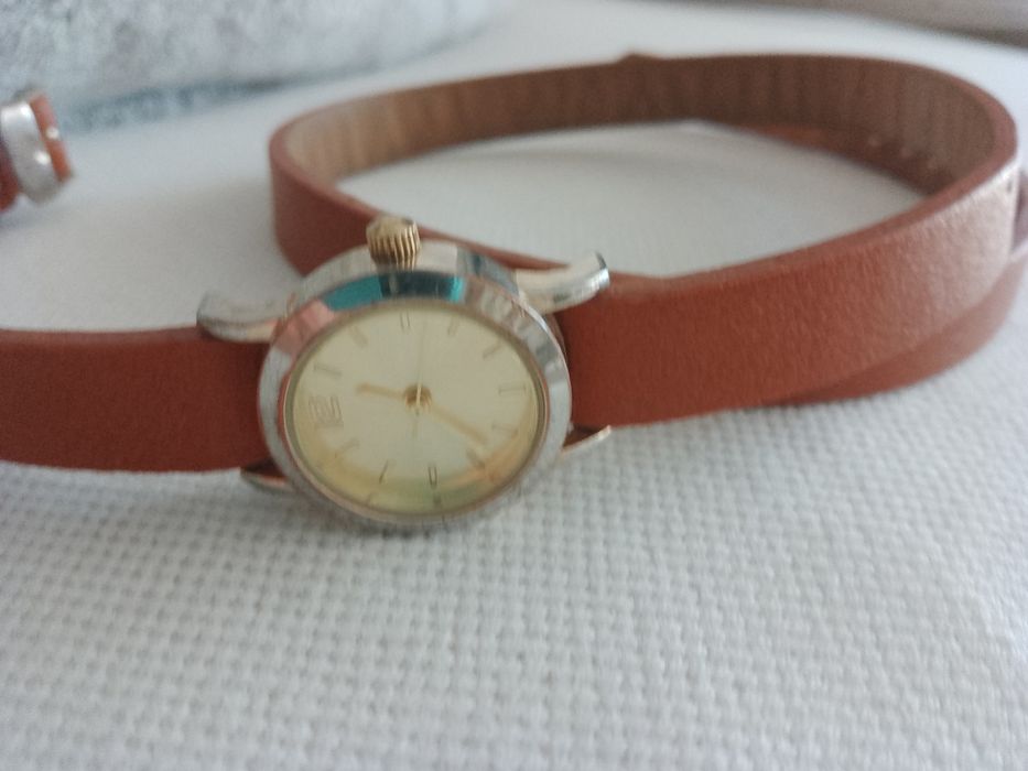 Zegarek damski na pasku brązowym Reserved