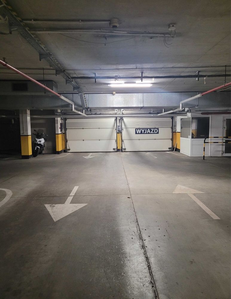 Duze miejsce parkingowe w garażu podziemnym -1  na Bratysławskiej 2.