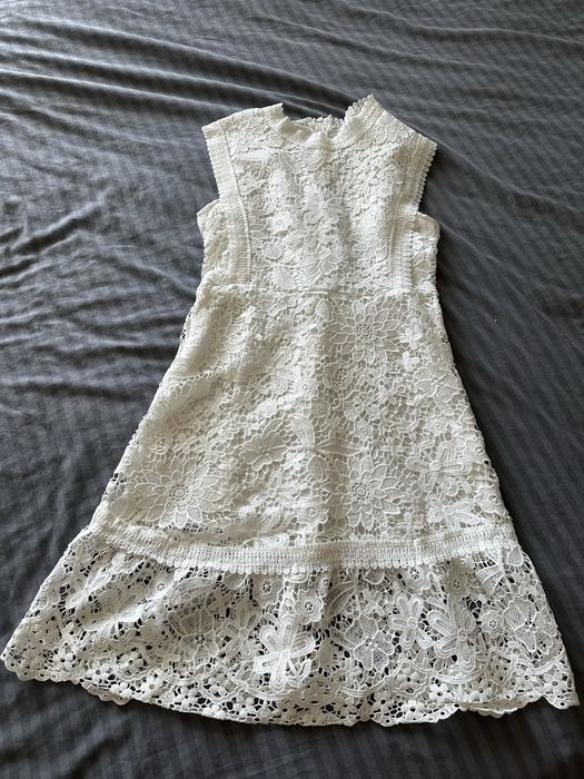 Біла мереживна сукня