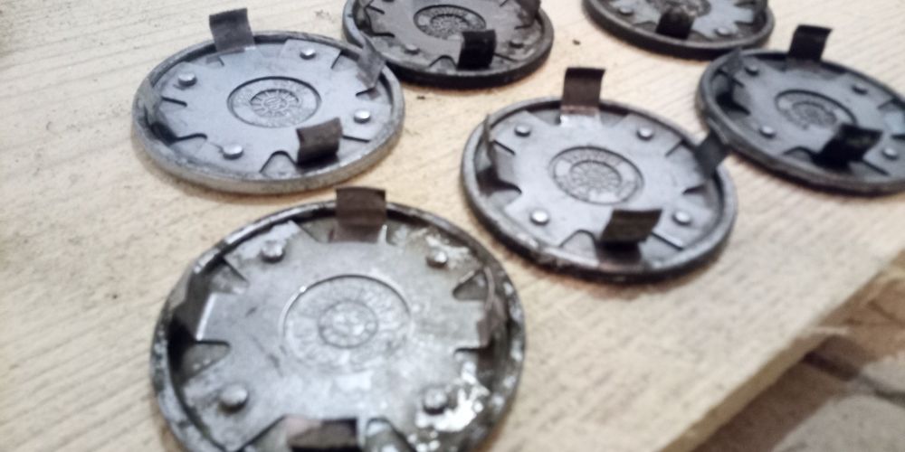 Оригинальные центральные колпачки для дисков Audi 893601171