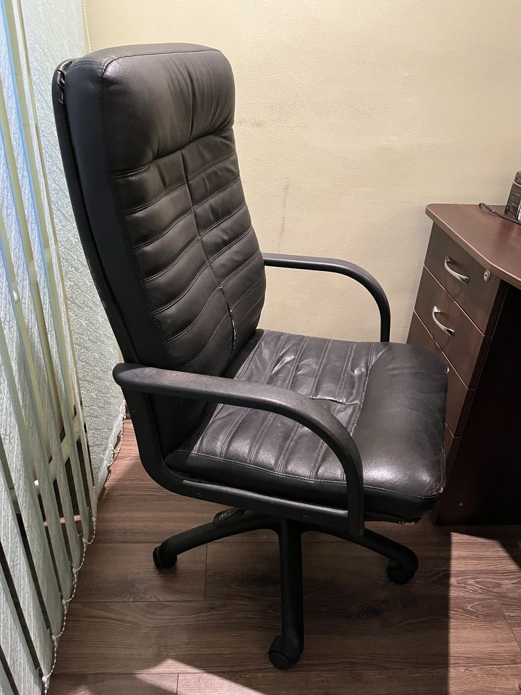 Офісне крісло, шкіряне
