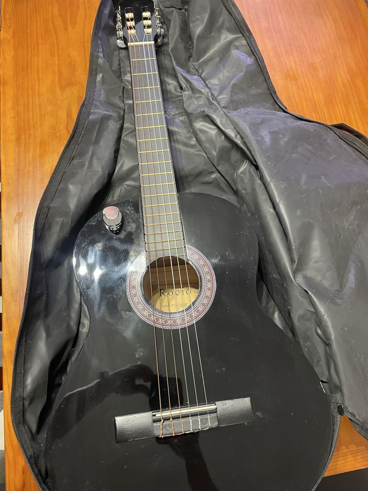 Guitarra Rocio R-10BK com suporte de palhetas