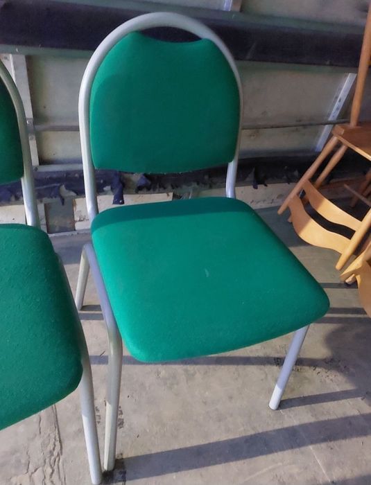 Krzesła solidne zielone