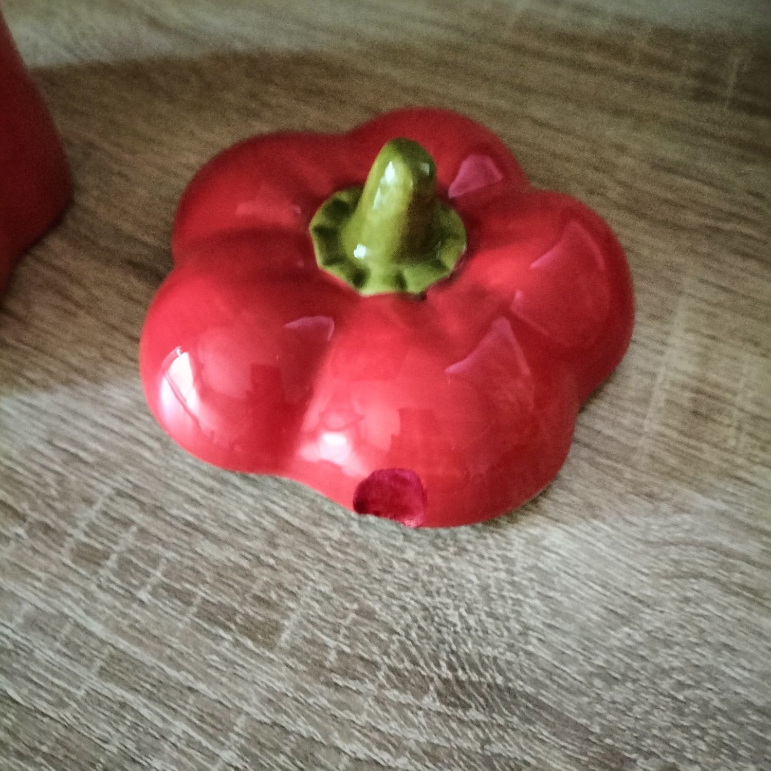 Nowy pojemnik z przykrywką Sinsay
