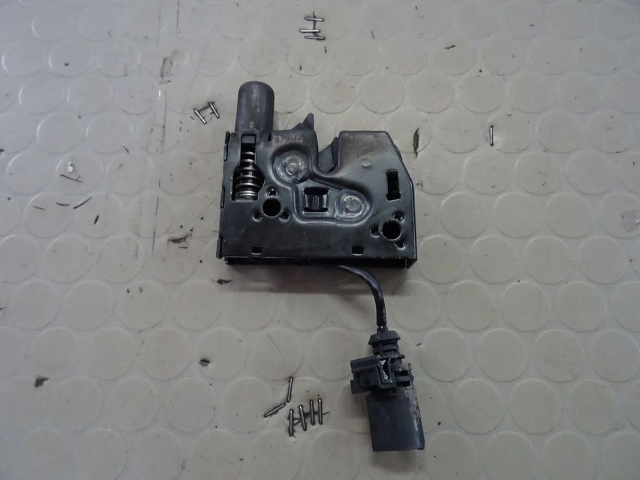 8V0823509A zamek maski lewy Audi A3 8V LIFT czesci