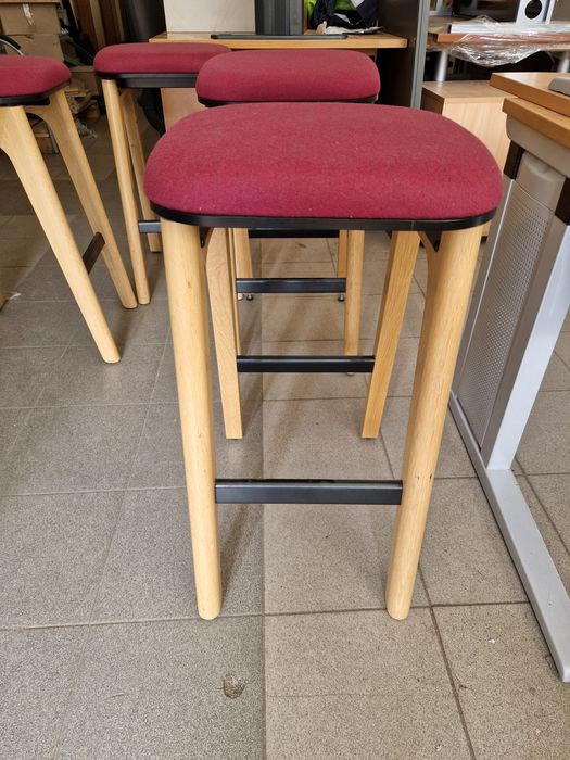 Taboret/hoker materiałowy bordowy drewniany z podpórką pod nogi