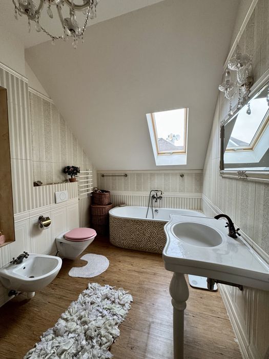 Будинок 300 кв.м. З усіма Комунікаціями та Гарною Ділянкою