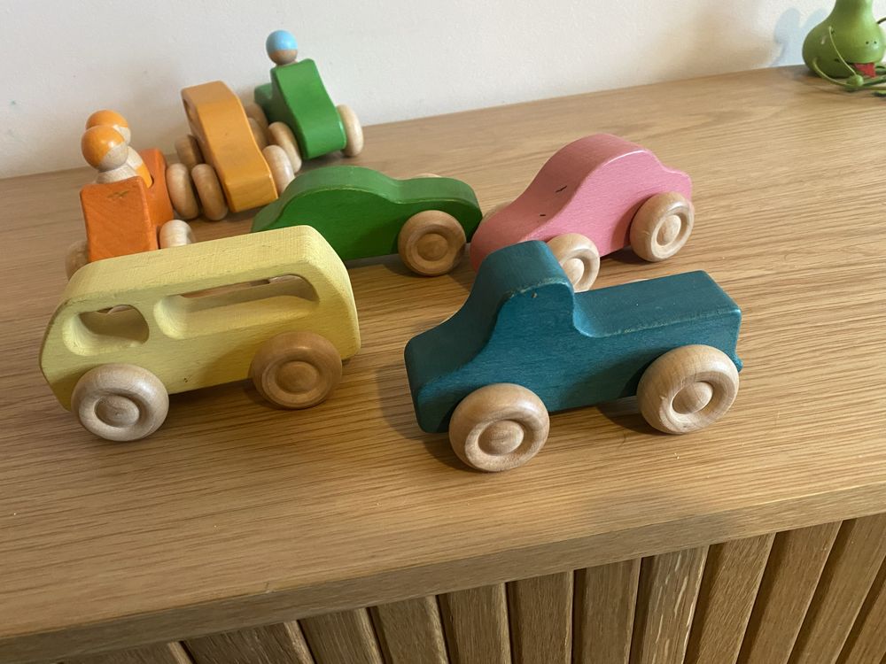 Auta z drewna w stylu Grimms Montessori