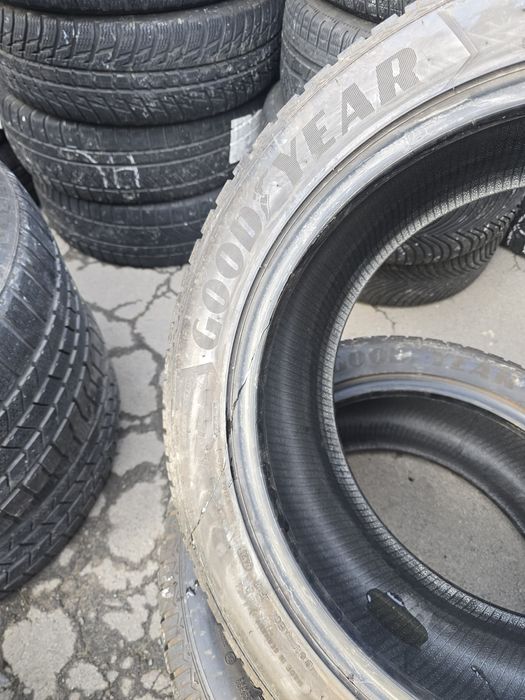 285/45R20 Goodyear UltraGrip 8