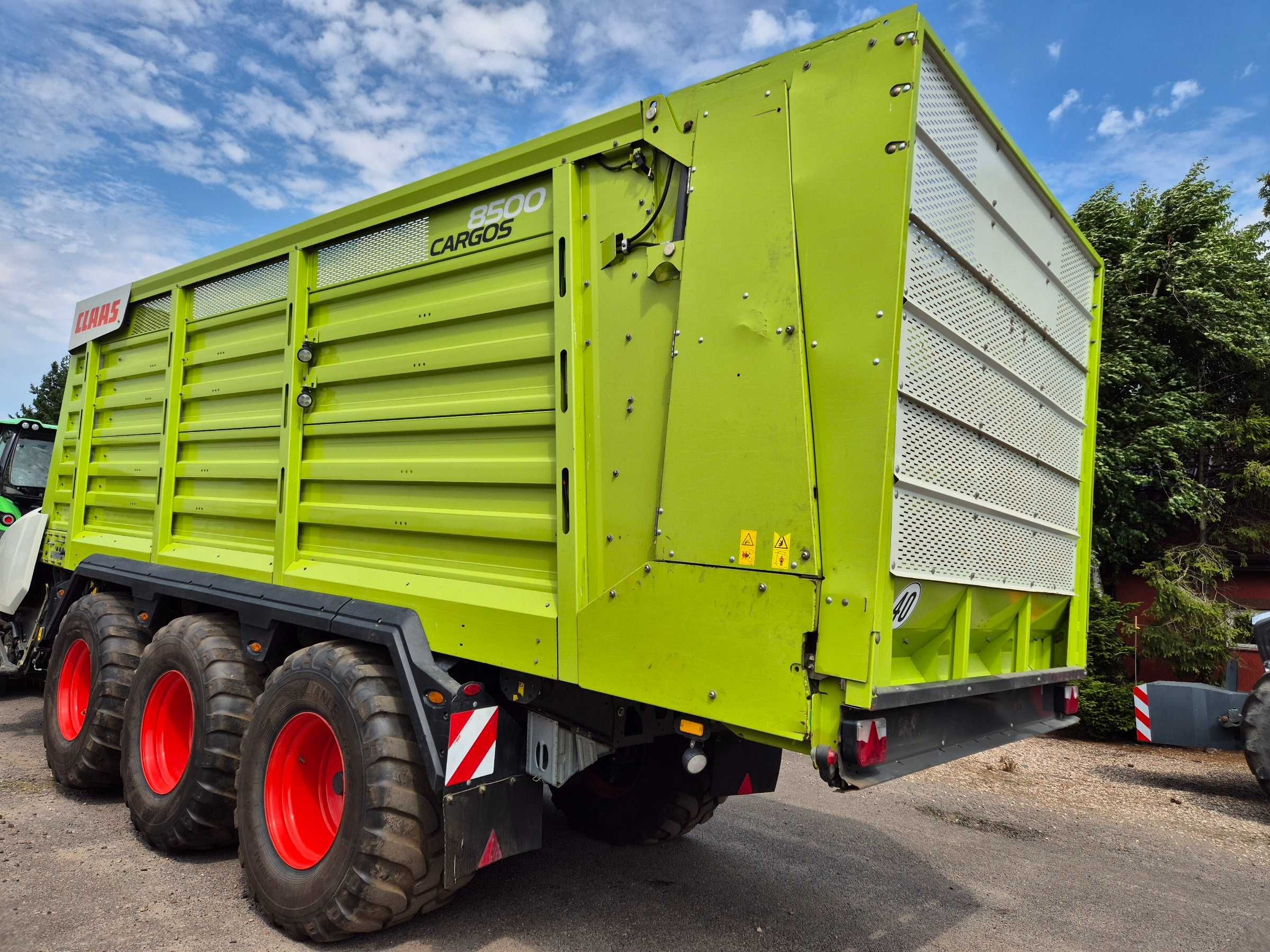 Claas Cargos 8500 przyczepa samozbierająca walce Tridem z Niemiec