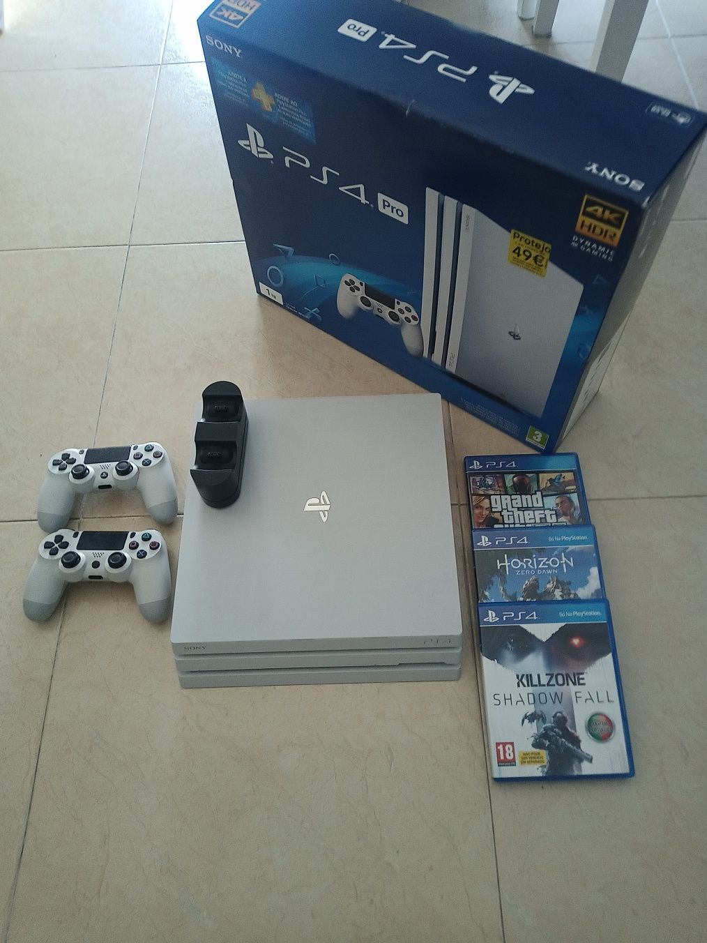 PlayStation 4 - Pro (Usada] (não aceito trocas)