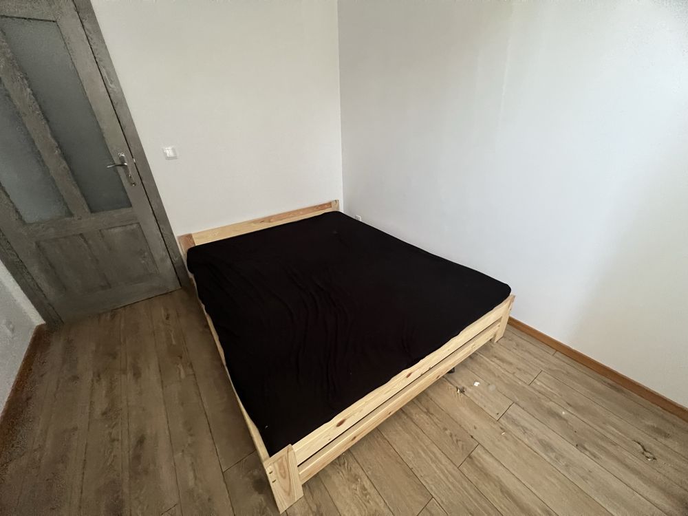 Łóżko z materacem w zestawie jest prawie nowe. Rozmiar 200x160