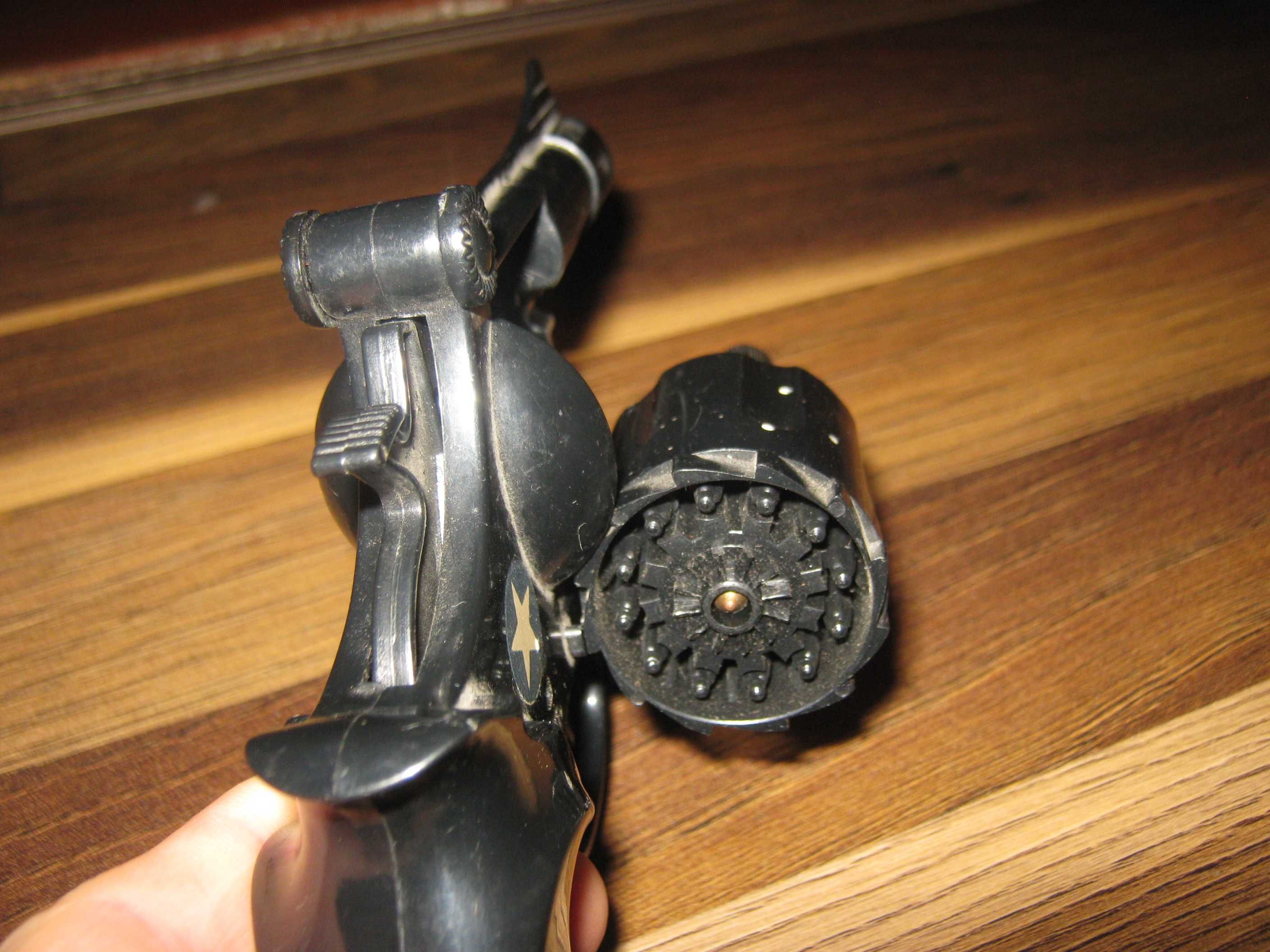 Игрушечный револьвер, произ-во СССР,пластик