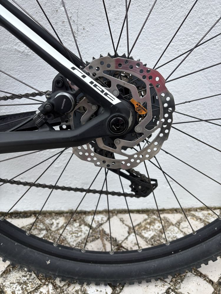 BTT marca CUBE em carbono roda 29