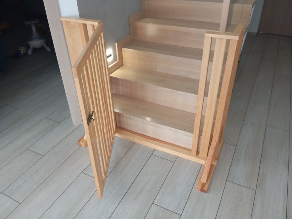 Barierka bramka zabezpieczająca schody bez wiercenia