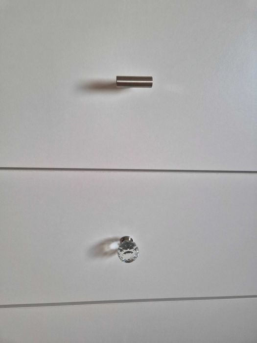Komplet 2 komód – na wysokich nóżkach, 4 szuflady, 2 rodzaje uchwytów
