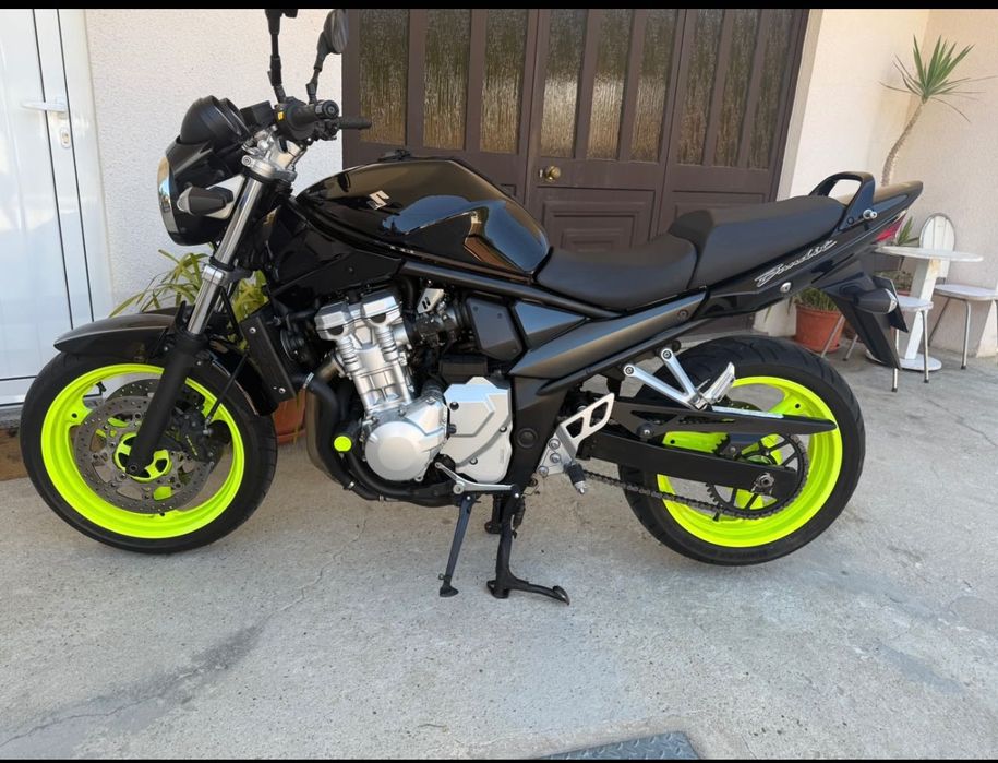 Bandit 650 muito bem estimada