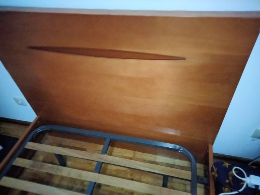Cama de madeira com estrado