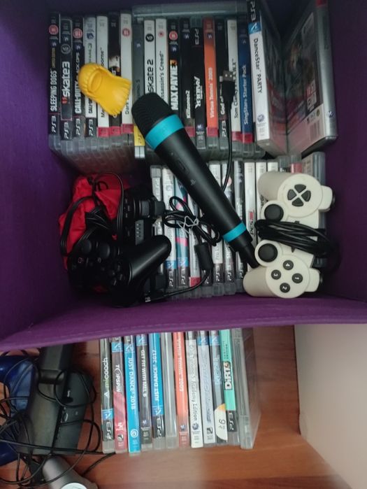 PlayStation 3 com cerca de 40-45 jogos, 4 comandos