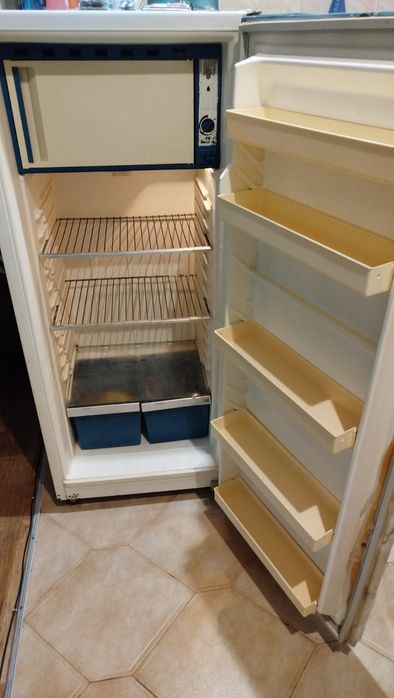 Продам недорого холодильник