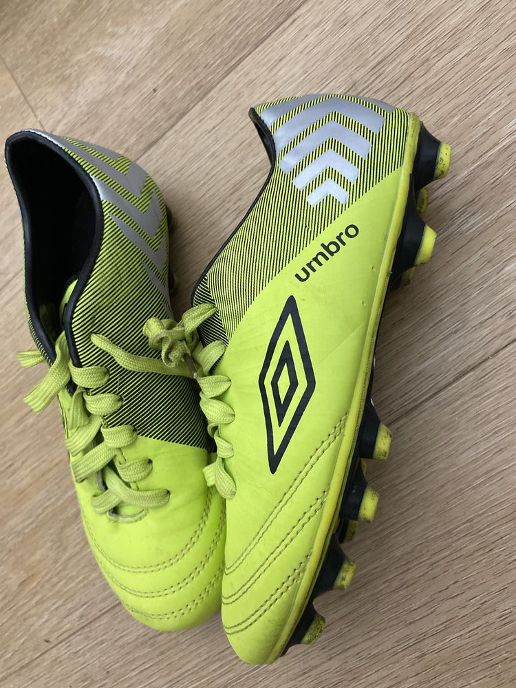 Buty piłkarskie korki umbro r. 33