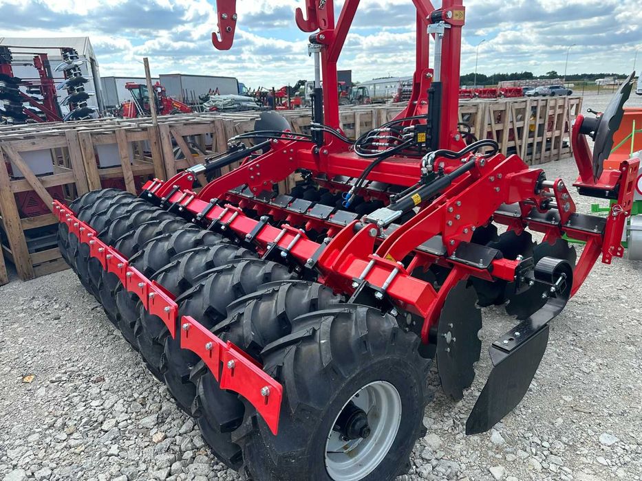 Agregat uprawowo-siewny półzawieszany z wałem opon. COMBIDISC OZDOKEN