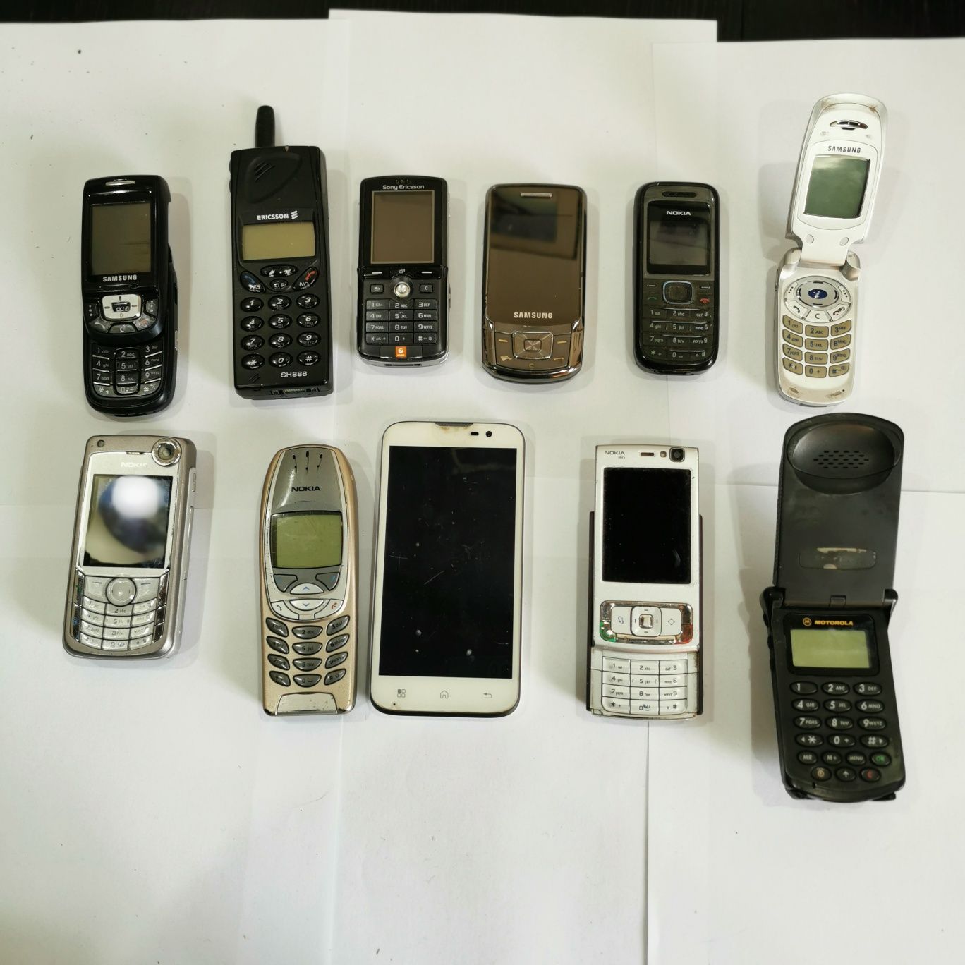 Telemóveis antigos. Lote de 13 unidades e 9 carregadores