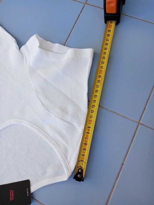 Top da Levis simples e branco