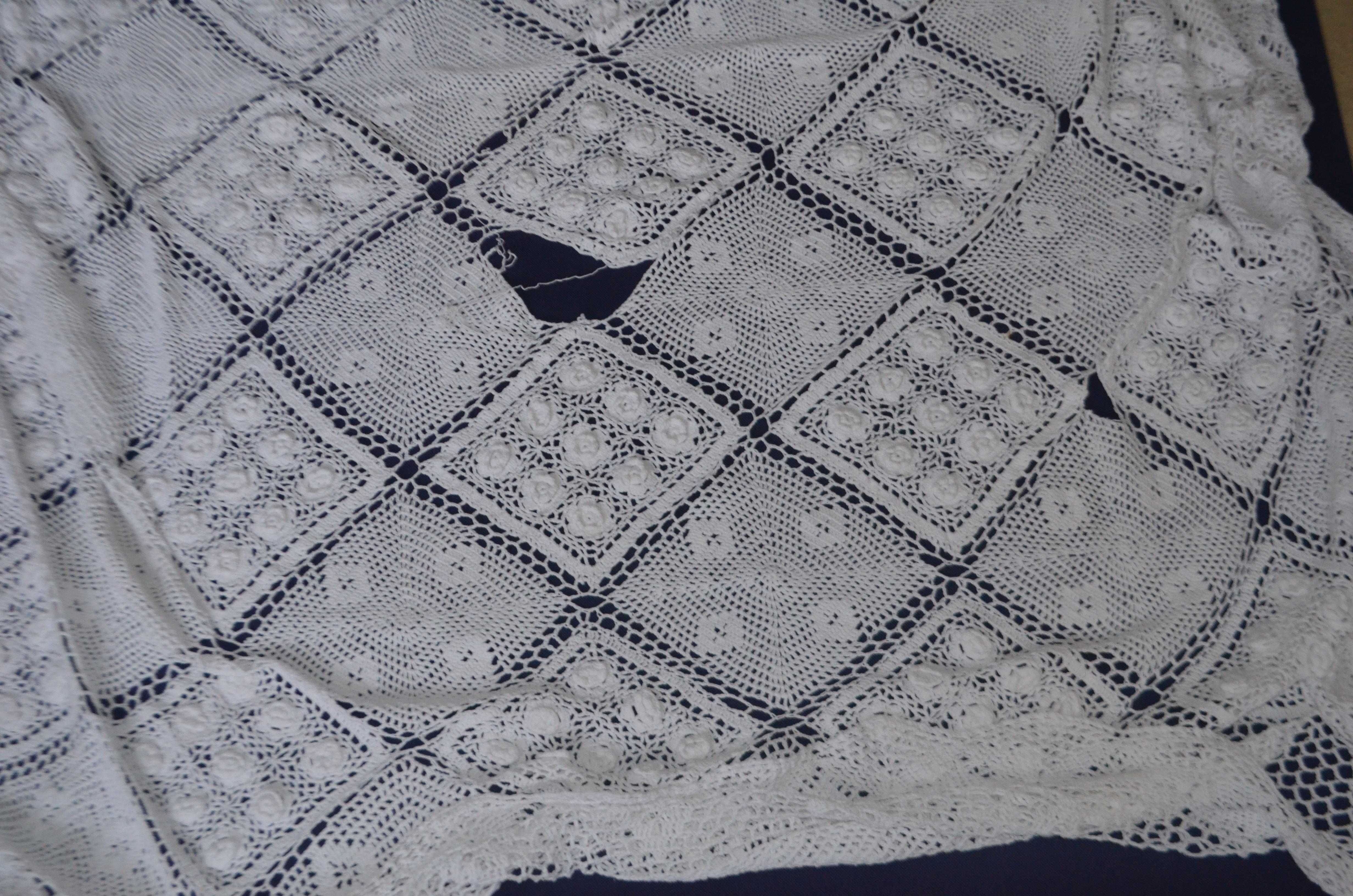stary obrus ręcznie robiony 190 cm x 190 cm uszkodzony