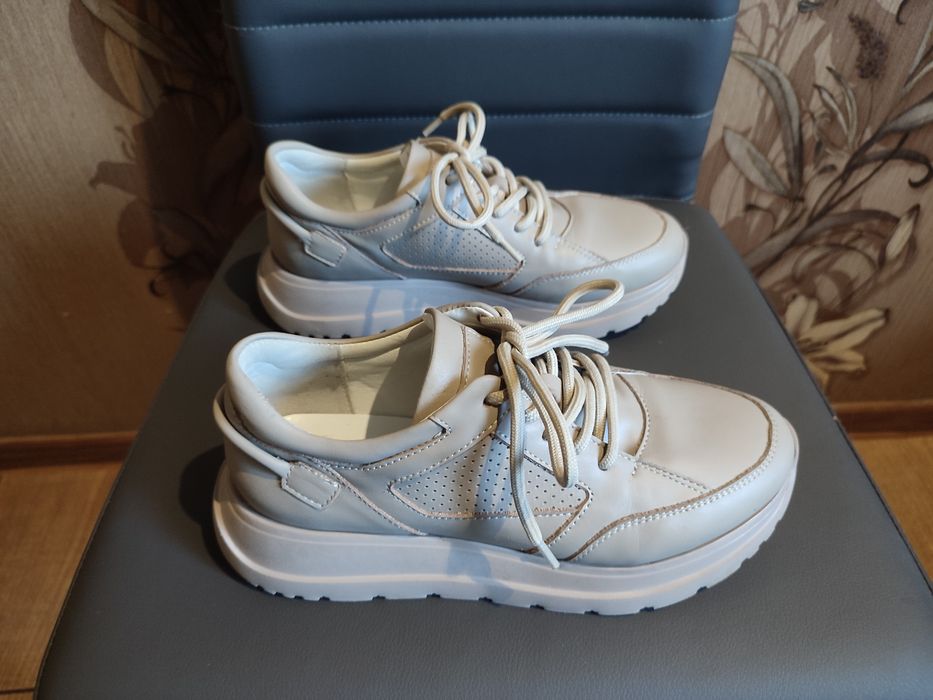 Продам кожані кросівки жіночі