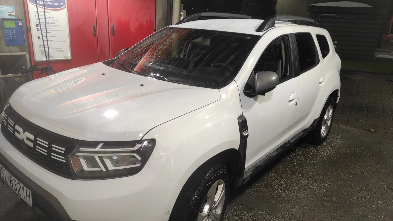 Duster 2 po liftingu z oryginalnym hakiem.