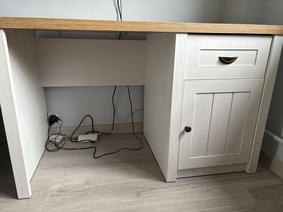 Biurko z szafką i szufladą