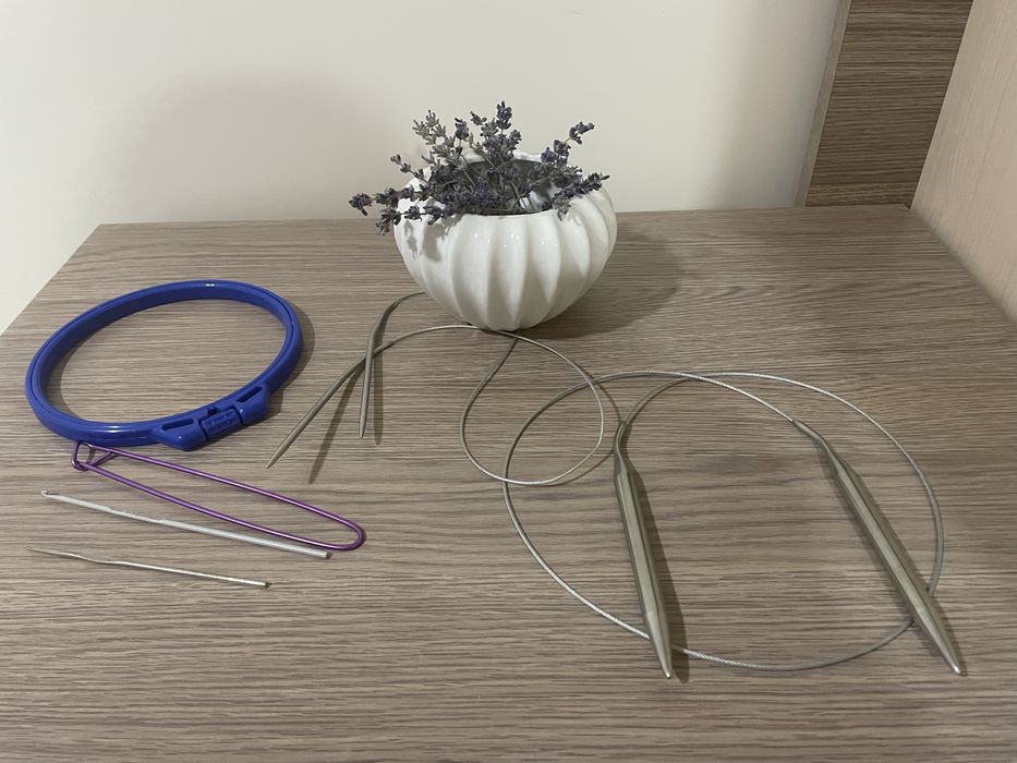 Спицы , крючки для вязания, пяльца