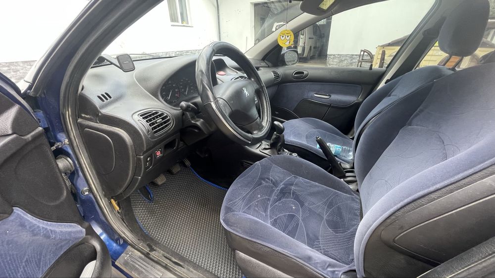Peugeot 206 2002р 1.4 бензин