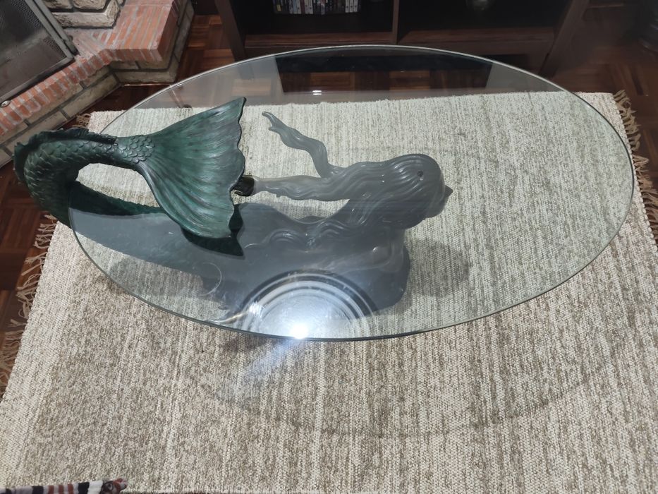 Mesa de centro em forma de sereia