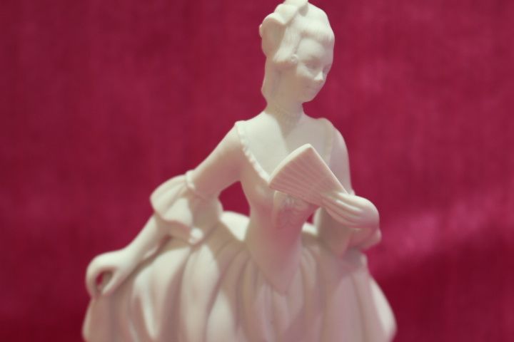 Escultura Feminina Figura Nobre em Biscuit Vista Alegre 1947